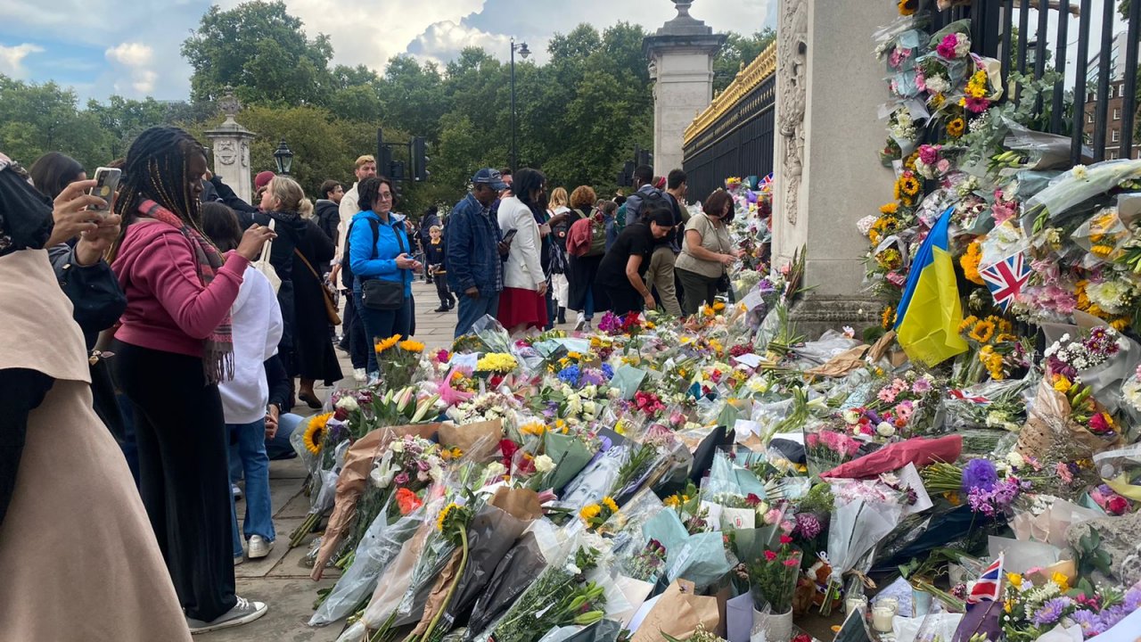 އިނގިރޭސި ރާނީ އެލިޒަބަތު އަވަހާރަވުމުން އެތައް ހާސް ބަޔަކު ބަކިންހަމް ޕެލަސްދޮށުގައި