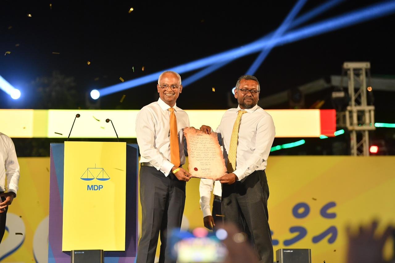 ރައީސް ސޯލިހަށް އެމްޑީޕީގެ ރިޔާސީ ޓިކެޓް ހަވާލުކުރުން