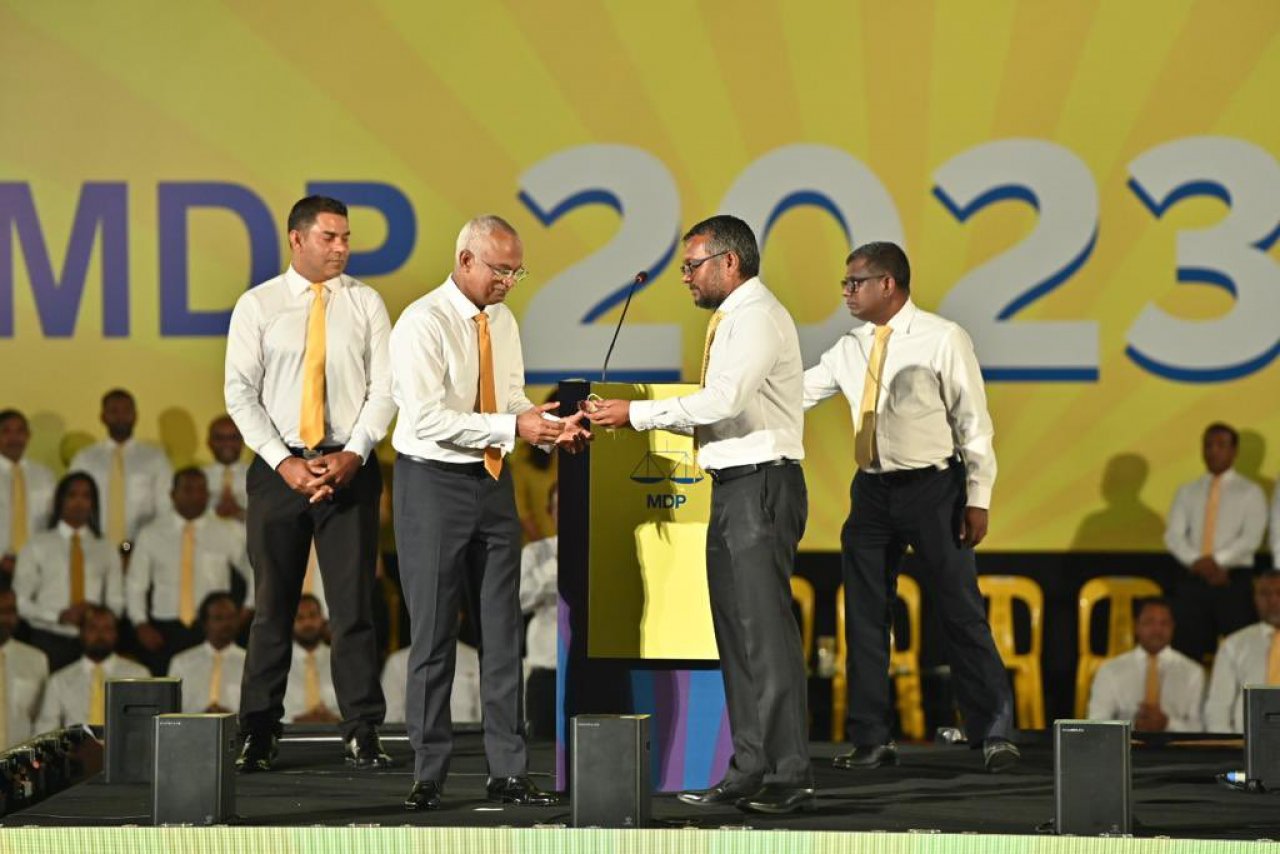 ރައީސް ސޯލިހަށް އެމްޑީޕީގެ ރިޔާސީ ޓިކެޓް ހަވާލުކުރުން