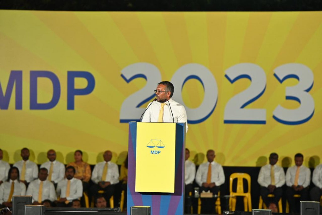 ރައީސް ސޯލިހަށް އެމްޑީޕީގެ ރިޔާސީ ޓިކެޓް ހަވާލުކުރުން