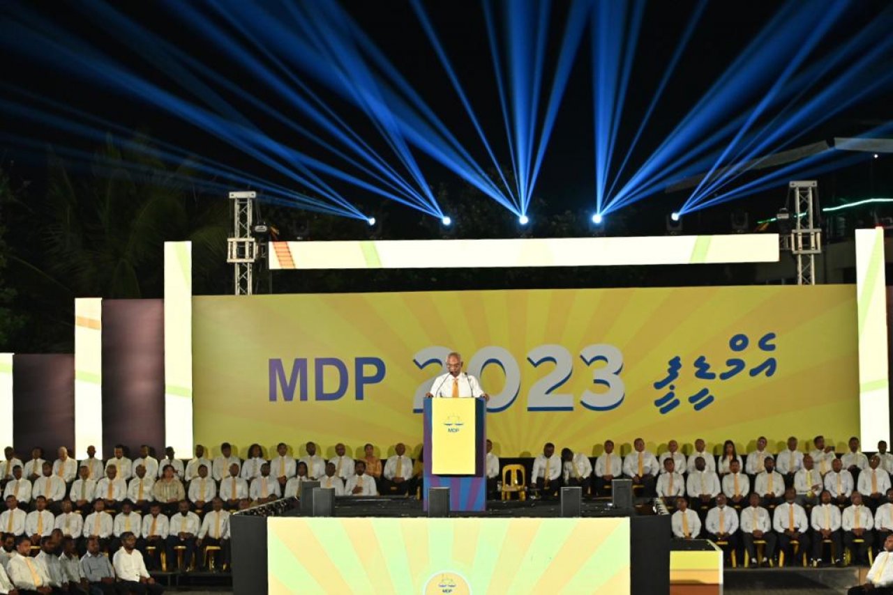 ރައީސް ސޯލިހަށް އެމްޑީޕީގެ ރިޔާސީ ޓިކެޓް ހަވާލުކުރުން