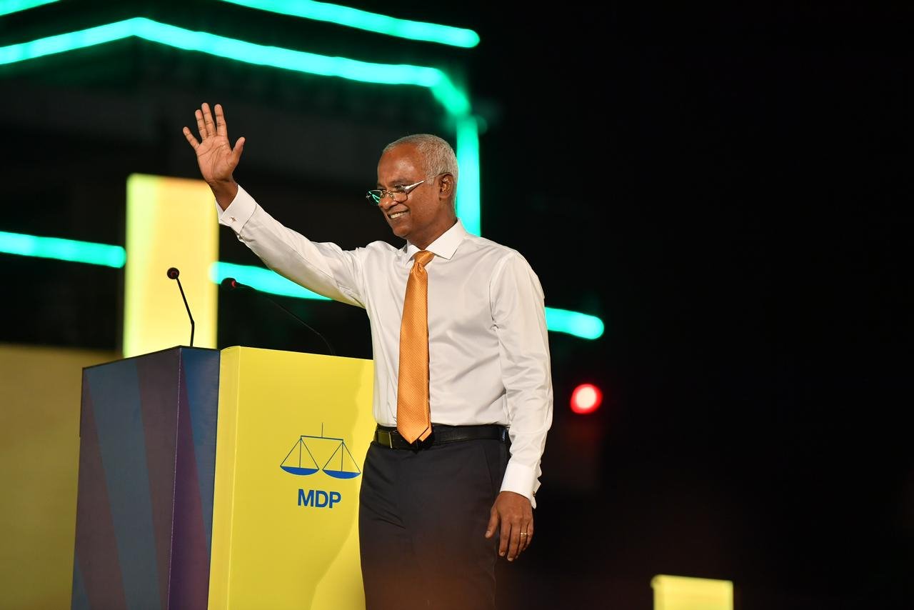 ރައީސް ސޯލިހަށް އެމްޑީޕީގެ ރިޔާސީ ޓިކެޓް ހަވާލުކުރުން