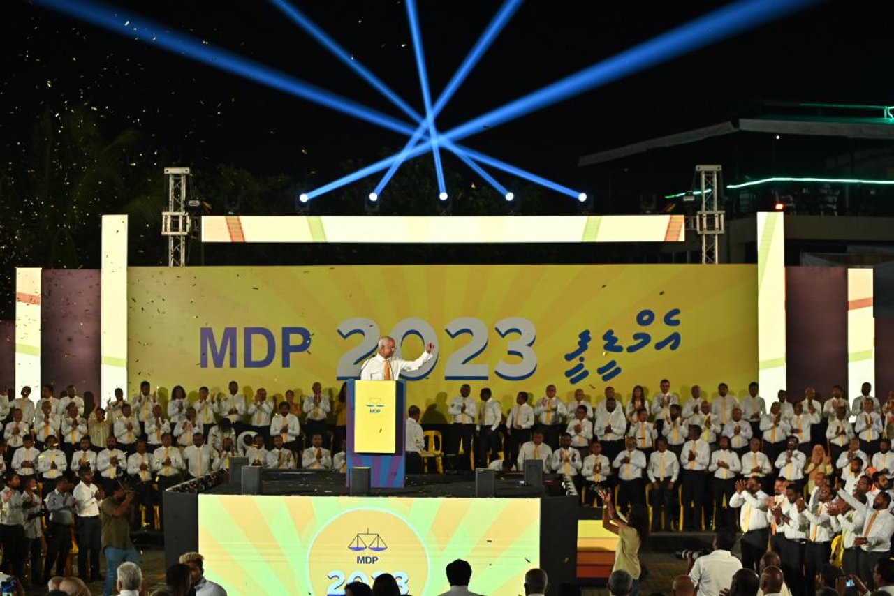 ރައީސް ސޯލިހަށް އެމްޑީޕީގެ ރިޔާސީ ޓިކެޓް ހަވާލުކުރުން