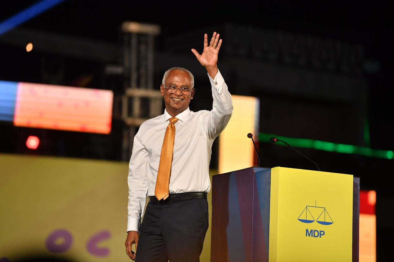 ރައީސް ސޯލިހަށް އެމްޑީޕީގެ ރިޔާސީ ޓިކެޓް ހަވާލުކުރުން