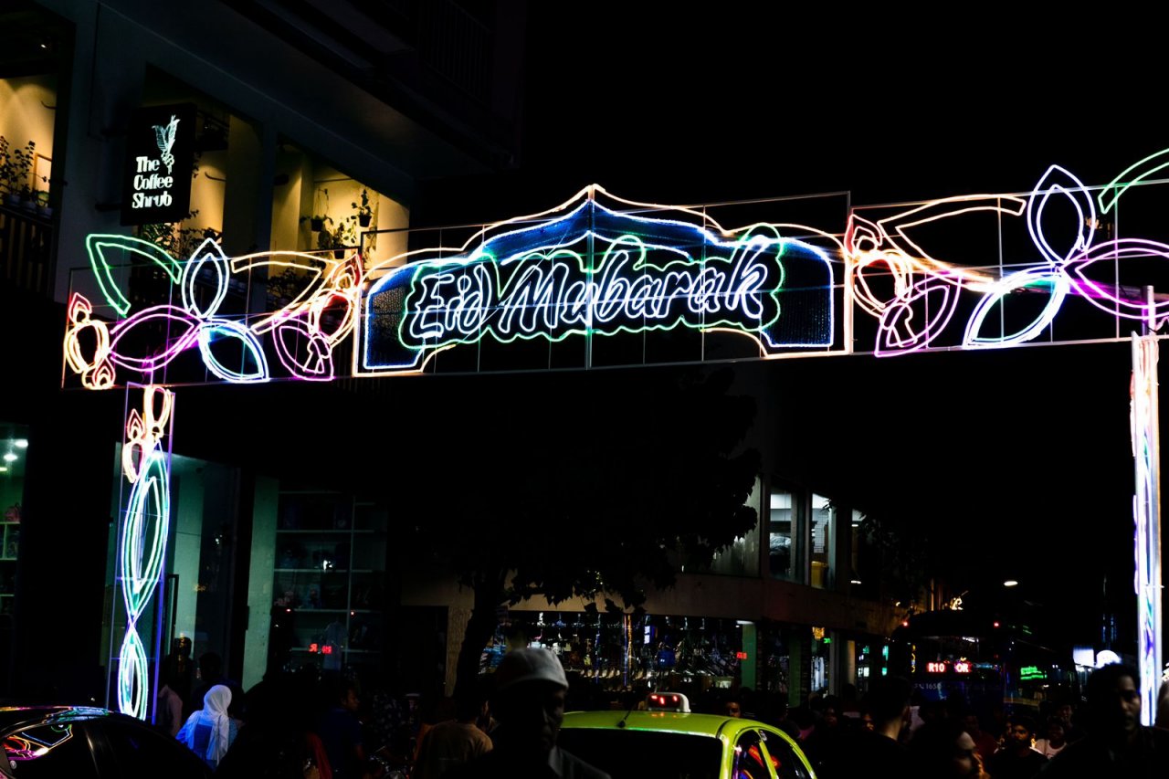 ނަލަ ގިޑިގެތަކުން މާލެ އީދަށް ދިއްލާލާފައި