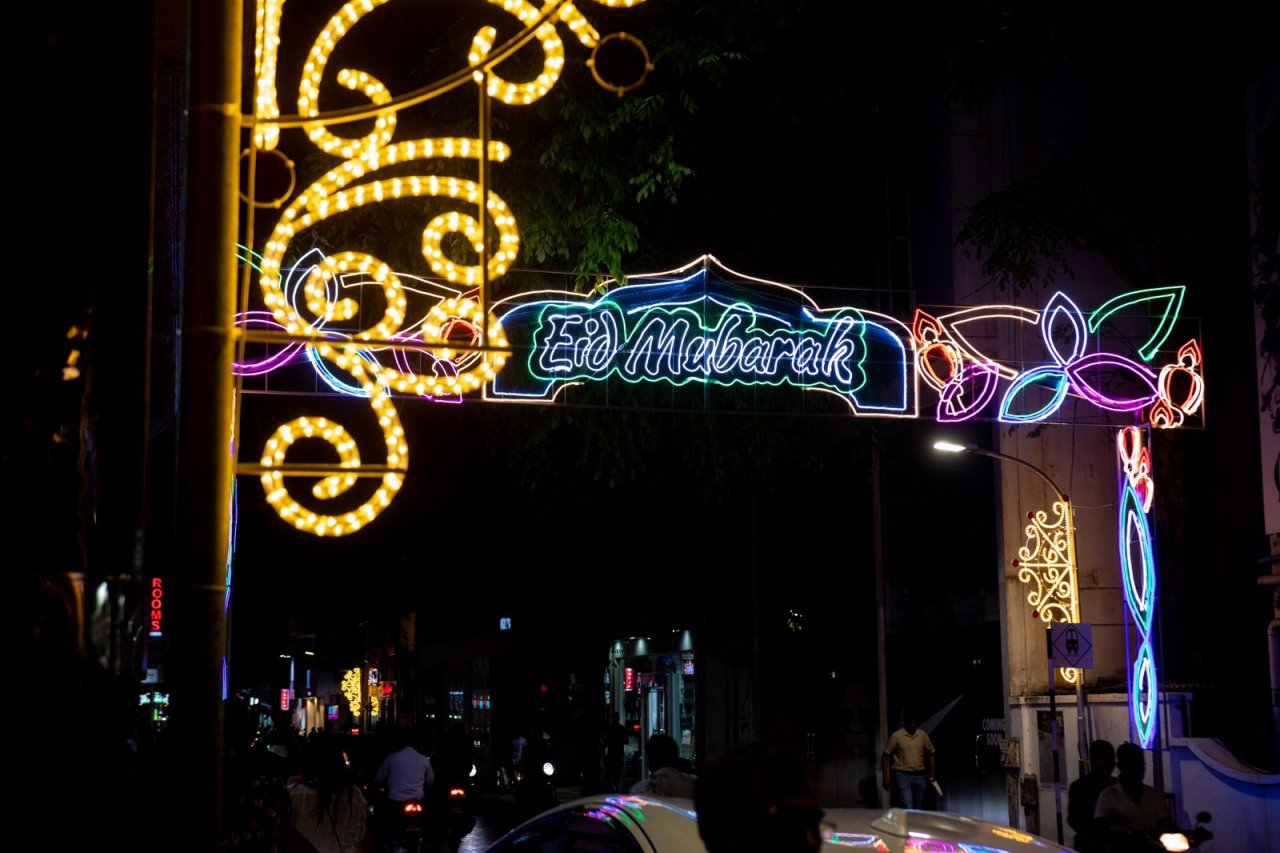 ނަލަ ގިޑިގެތަކުން މާލެ އީދަށް ދިއްލާލާފައި