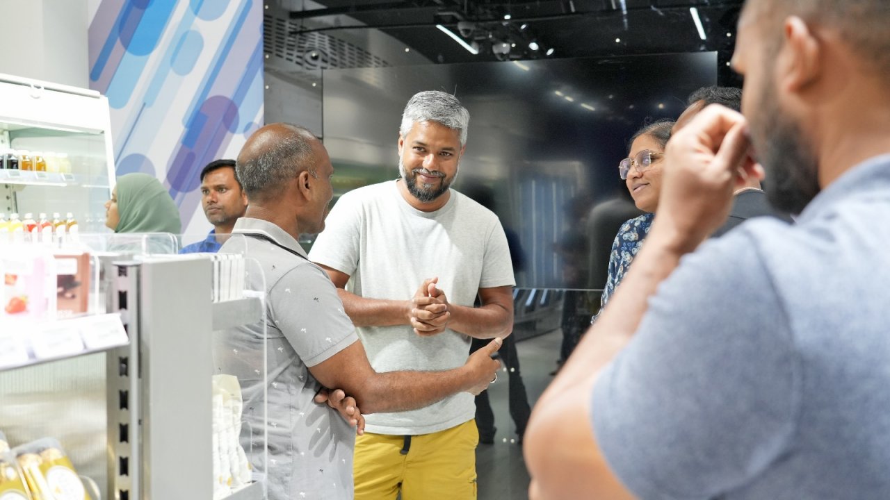 ސޭލްސްމަނަކާ ނުލައި ހިންގާ އެސްޓީއޯގެ ސްމާޓް ފިހާރަ ހުޅުވުން