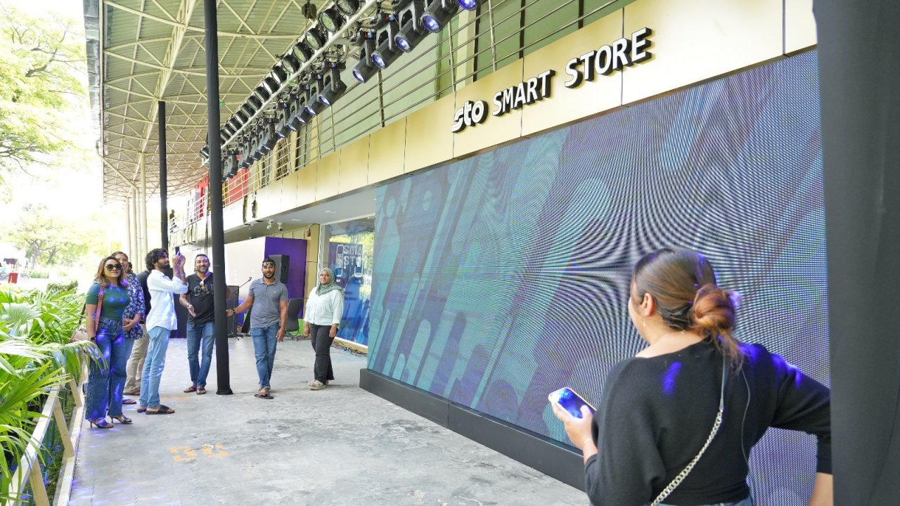 ސޭލްސްމަނަކާ ނުލައި ހިންގާ އެސްޓީއޯގެ ސްމާޓް ފިހާރަ ހުޅުވުން