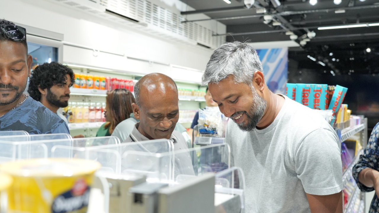 ސޭލްސްމަނަކާ ނުލައި ހިންގާ އެސްޓީއޯގެ ސްމާޓް ފިހާރަ ހުޅުވުން