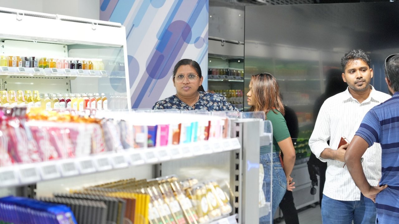 ސޭލްސްމަނަކާ ނުލައި ހިންގާ އެސްޓީއޯގެ ސްމާޓް ފިހާރަ ހުޅުވުން