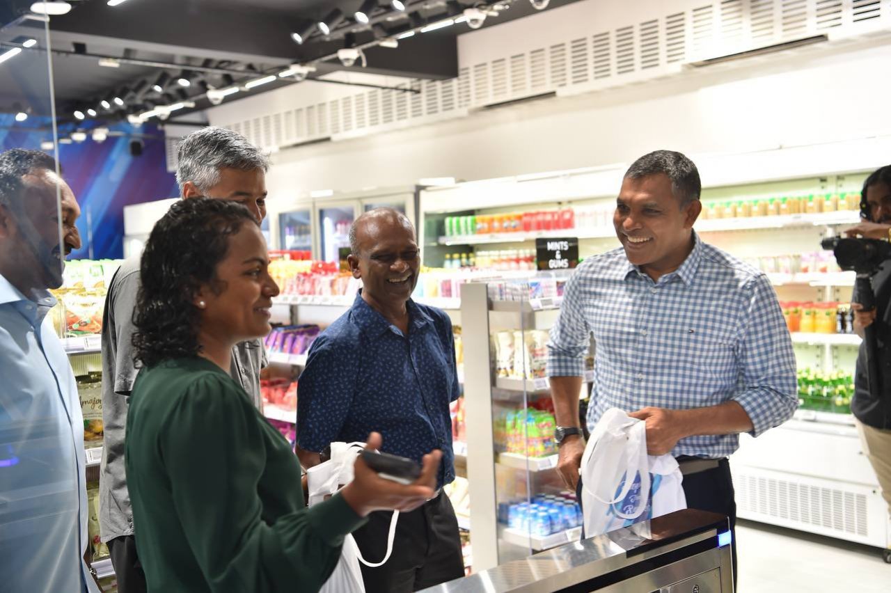 ސޭލްސްމަނަކާ ނުލައި ހިންގާ އެސްޓީއޯގެ ސްމާޓް ފިހާރަ ހުޅުވުން