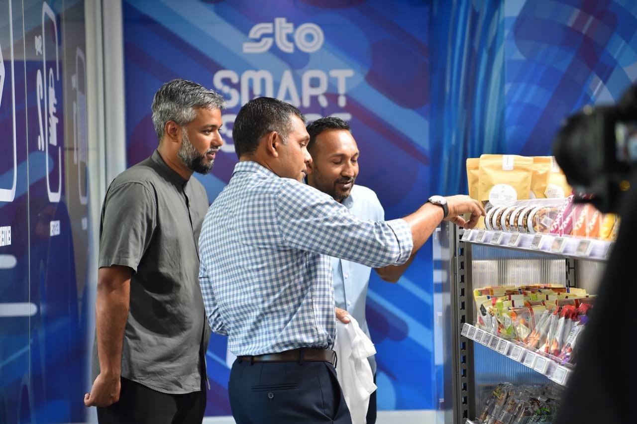 ސޭލްސްމަނަކާ ނުލައި ހިންގާ އެސްޓީއޯގެ ސްމާޓް ފިހާރަ ހުޅުވުން