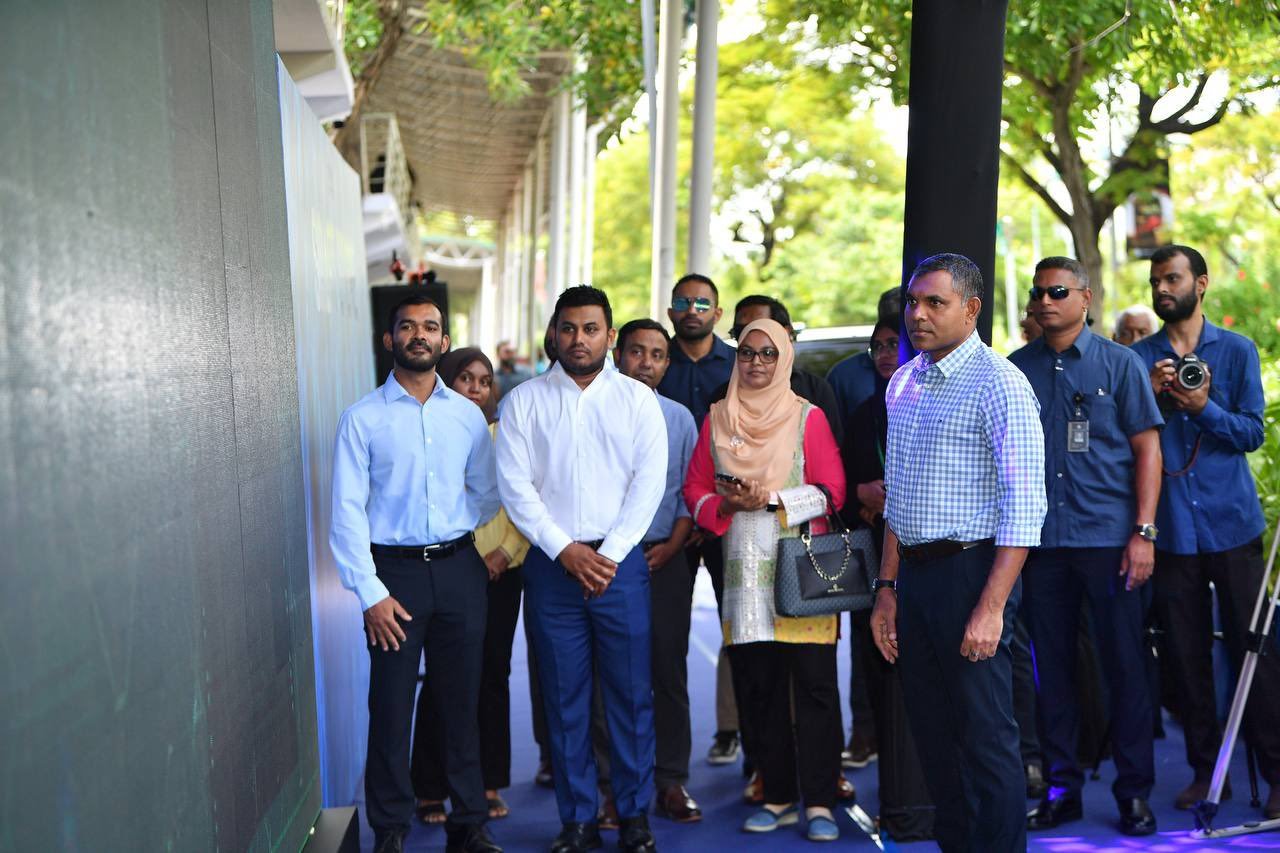 ސޭލްސްމަނަކާ ނުލައި ހިންގާ އެސްޓީއޯގެ ސްމާޓް ފިހާރަ ހުޅުވުން