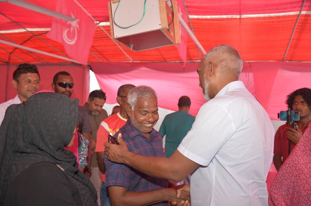 އިދިކޮޅު ރިޔާސީ ކެންޑިޑޭޓް ޑރ. މުއިއްޒުގެ ކެމްޕޭންގެ ފުރަތަމަ ދަތުރު