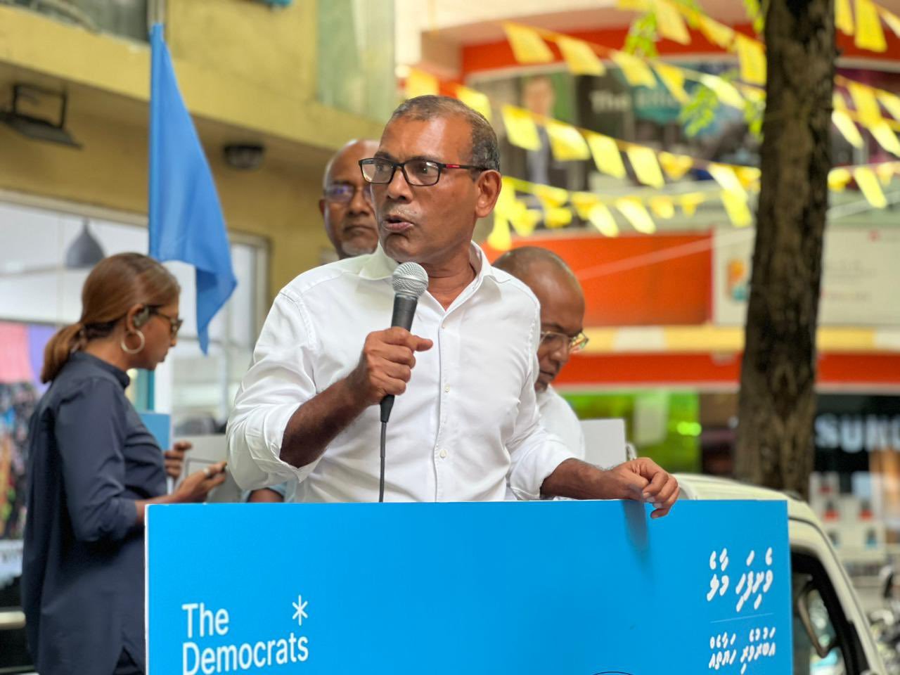 ޑިމޮކްރެޓްސްގެ ސިޔާސަތު ކިޔައިދޭން ރައީސް ނަޝީދު މަގުމައްޗަށް