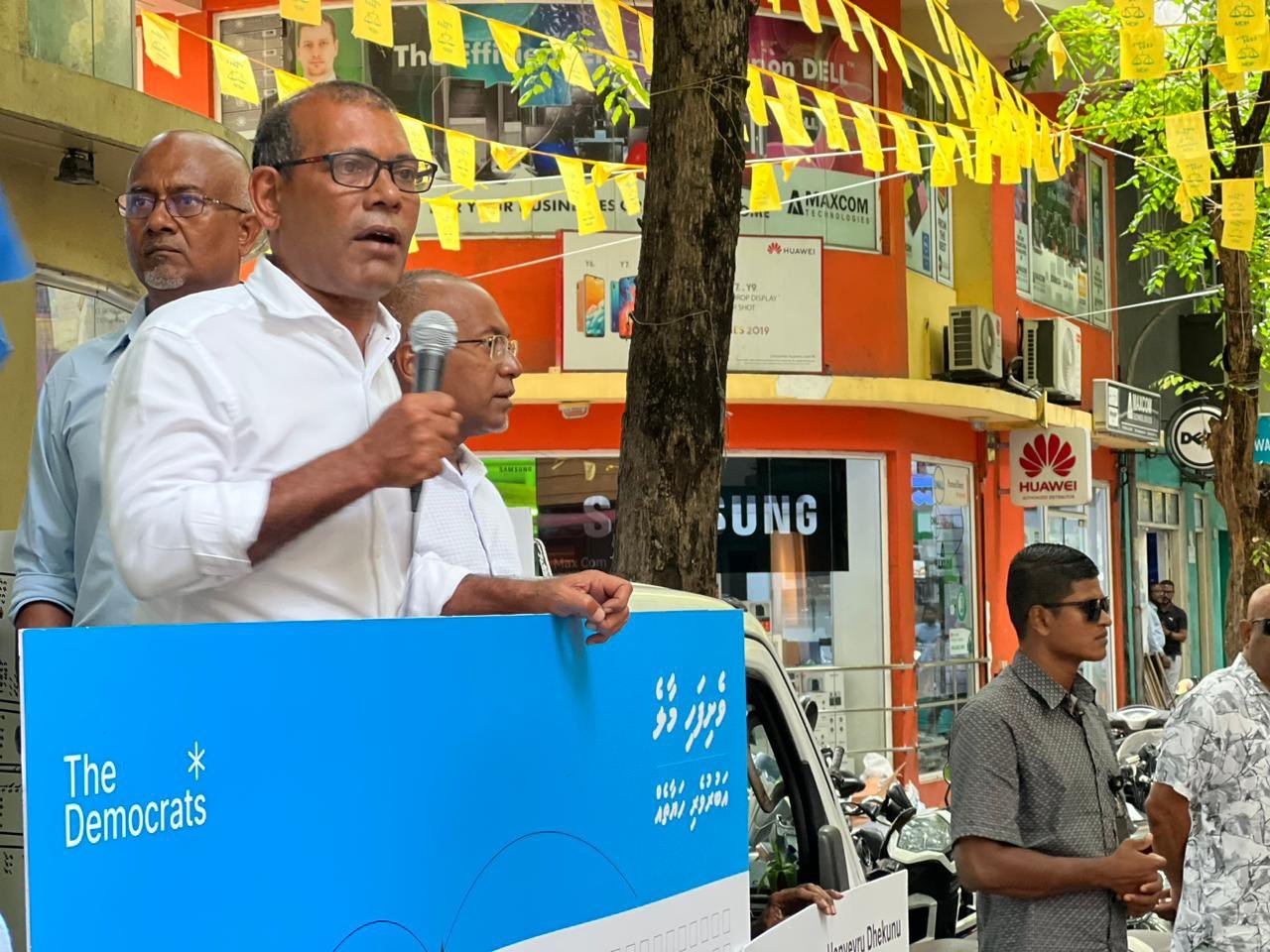 ޑިމޮކްރެޓްސްގެ ސިޔާސަތު ކިޔައިދޭން ރައީސް ނަޝީދު މަގުމައްޗަށް
