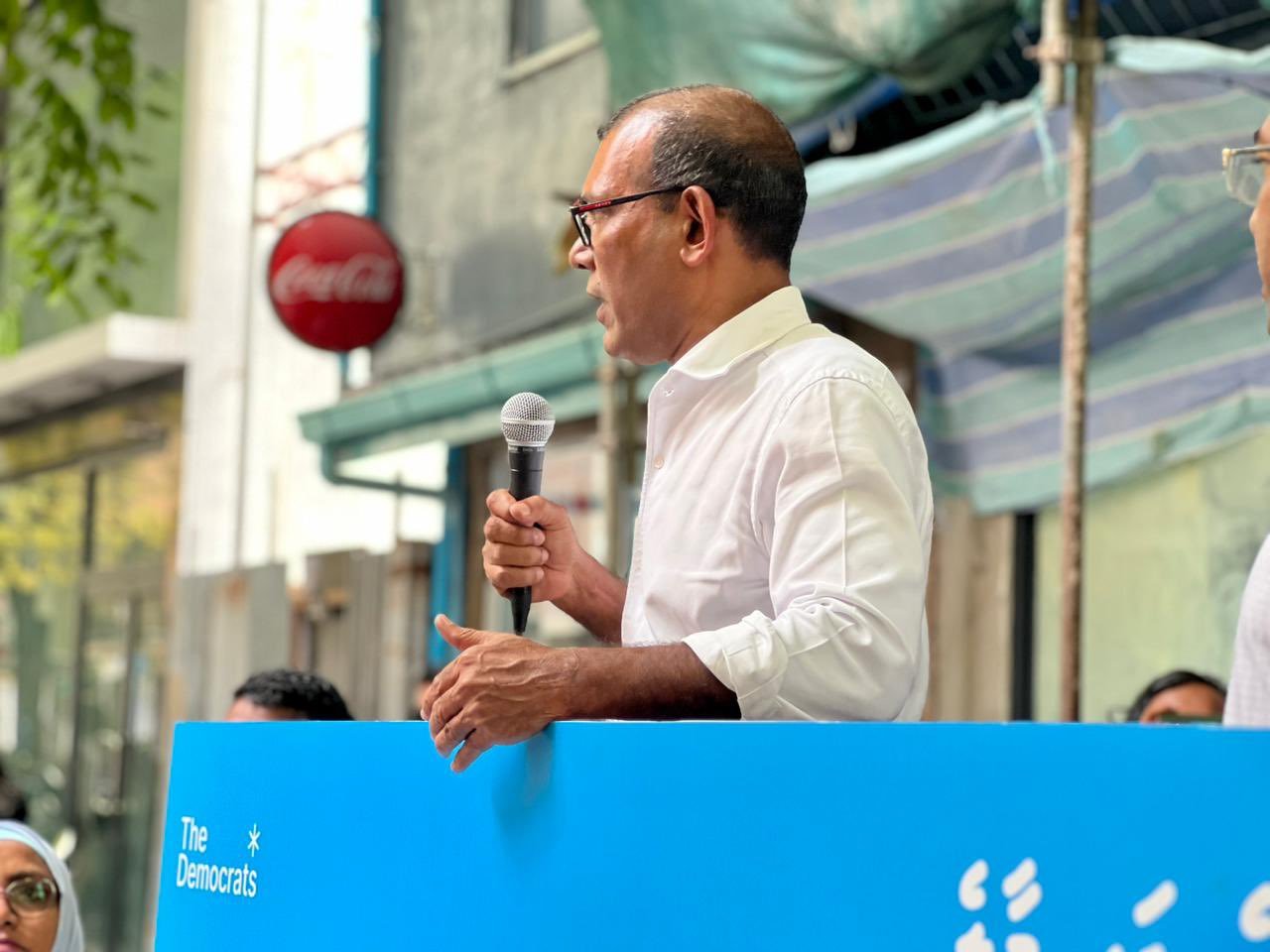 ޑިމޮކްރެޓްސްގެ ސިޔާސަތު ކިޔައިދޭން ރައީސް ނަޝީދު މަގުމައްޗަށް