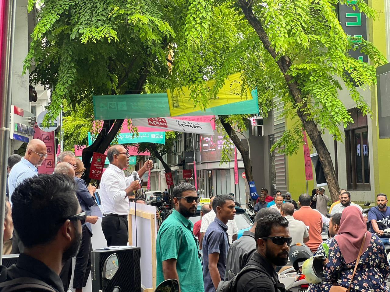 ޑިމޮކްރެޓްސްގެ ސިޔާސަތު ކިޔައިދޭން ރައީސް ނަޝީދު މަގުމައްޗަށް