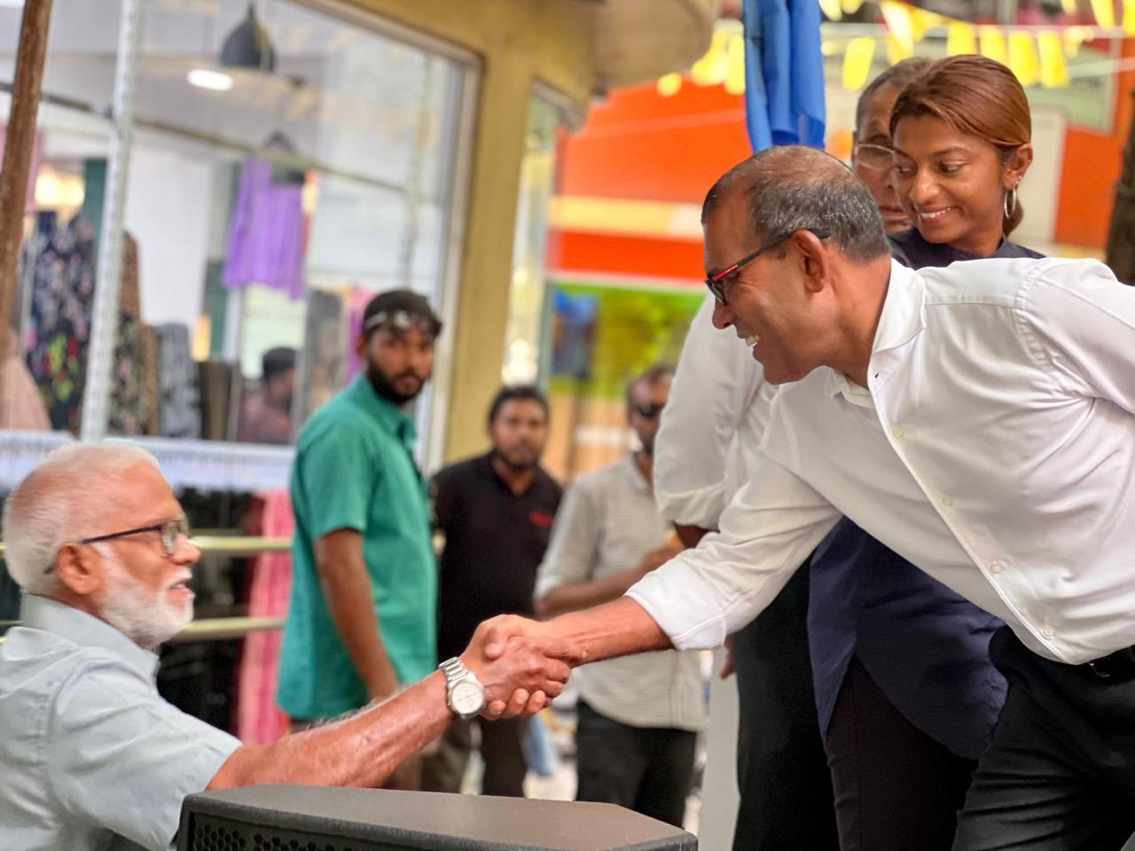 ޑިމޮކްރެޓްސްގެ ސިޔާސަތު ކިޔައިދޭން ރައީސް ނަޝީދު މަގުމައްޗަށް