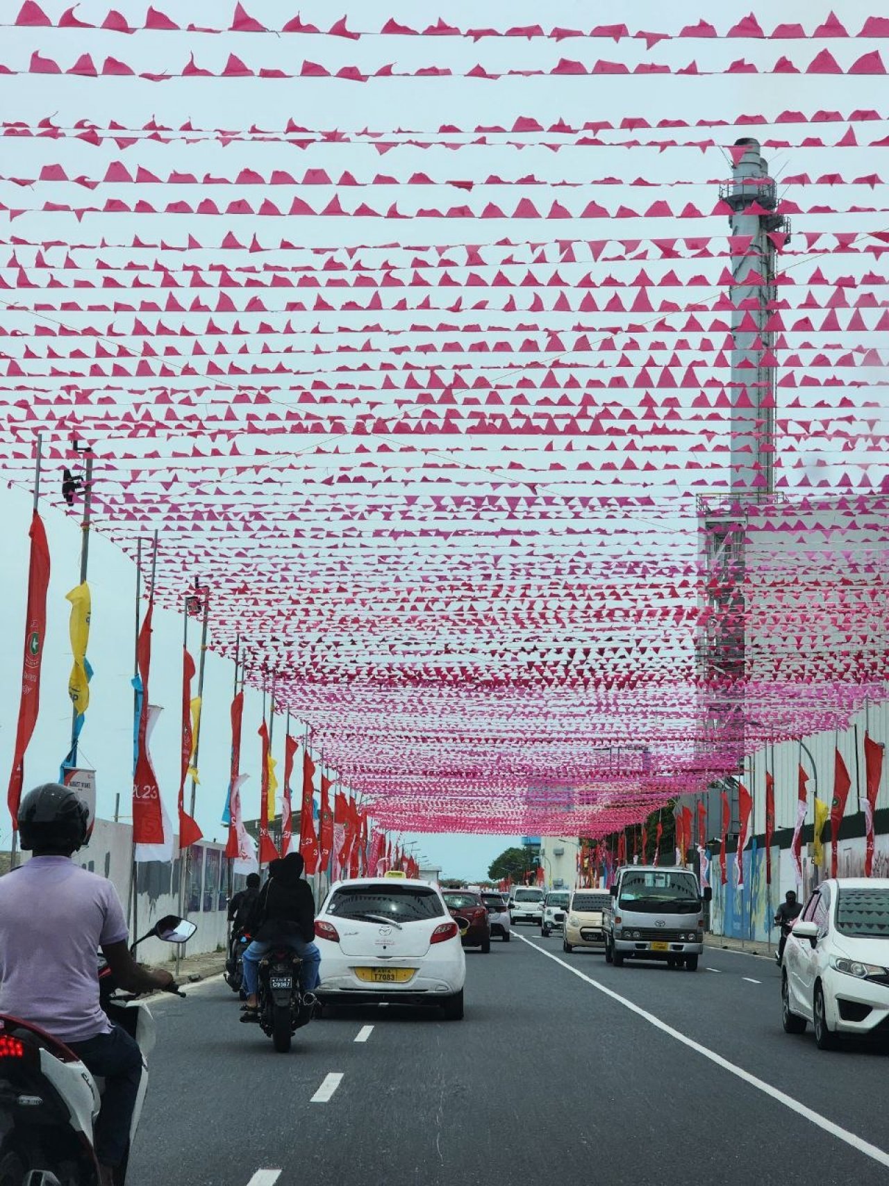 ކެމްޕޭންގެ އެކި ކުލަތައް މާލޭގެ މަގުތަކުން