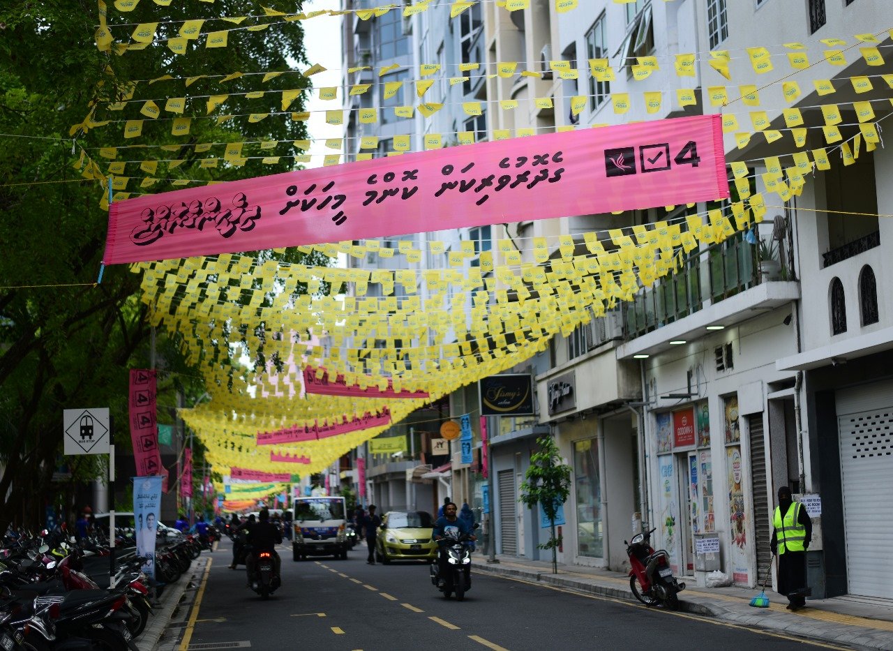 ކެމްޕޭންގެ އެކި ކުލަތައް މާލޭގެ މަގުތަކުން