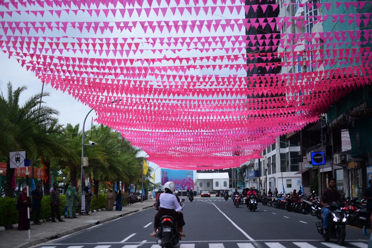 ކެމްޕޭންގެ އެކި ކުލަތައް މާލޭގެ މަގުތަކުން