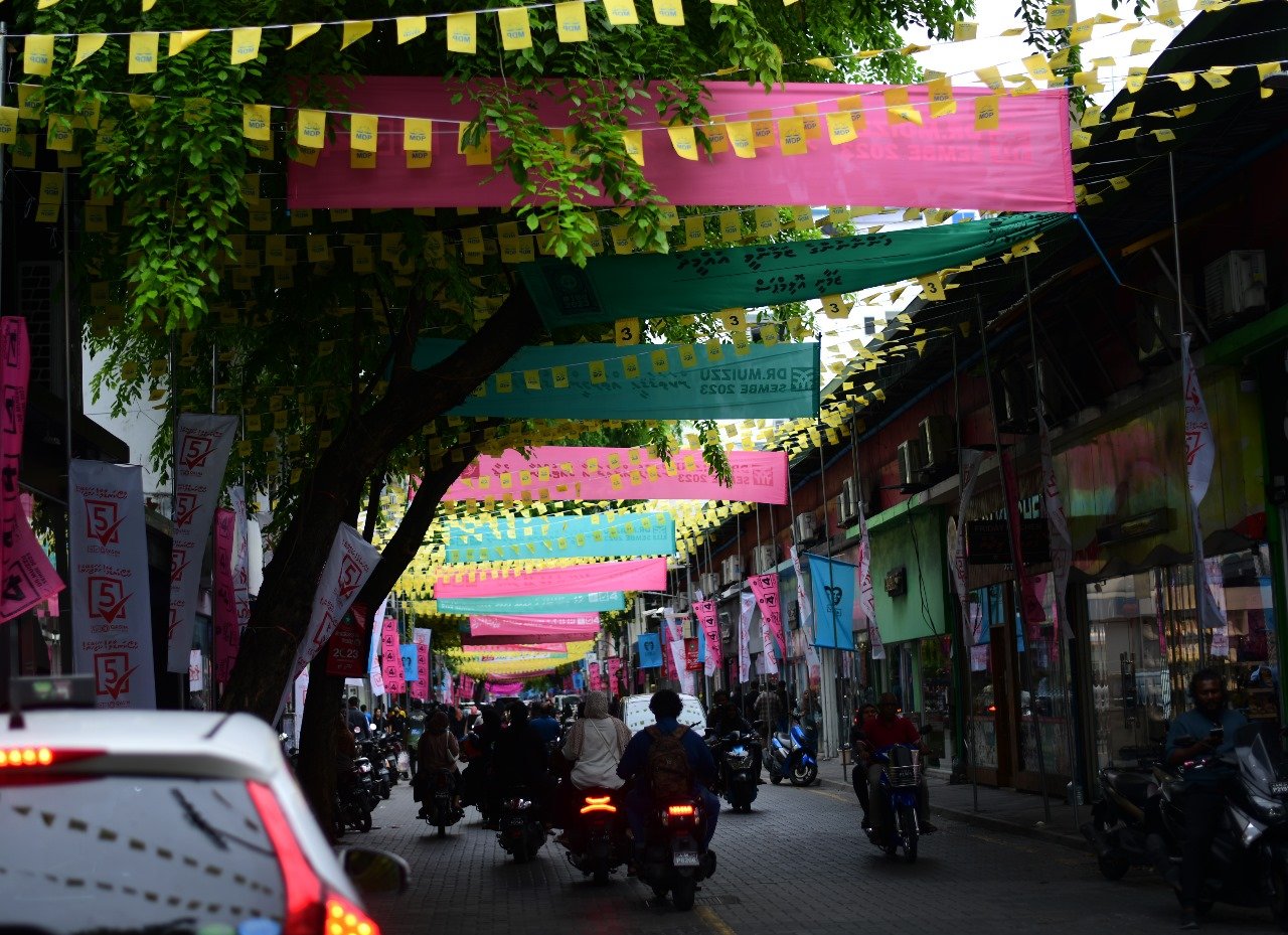 ކެމްޕޭންގެ އެކި ކުލަތައް މާލޭގެ މަގުތަކުން