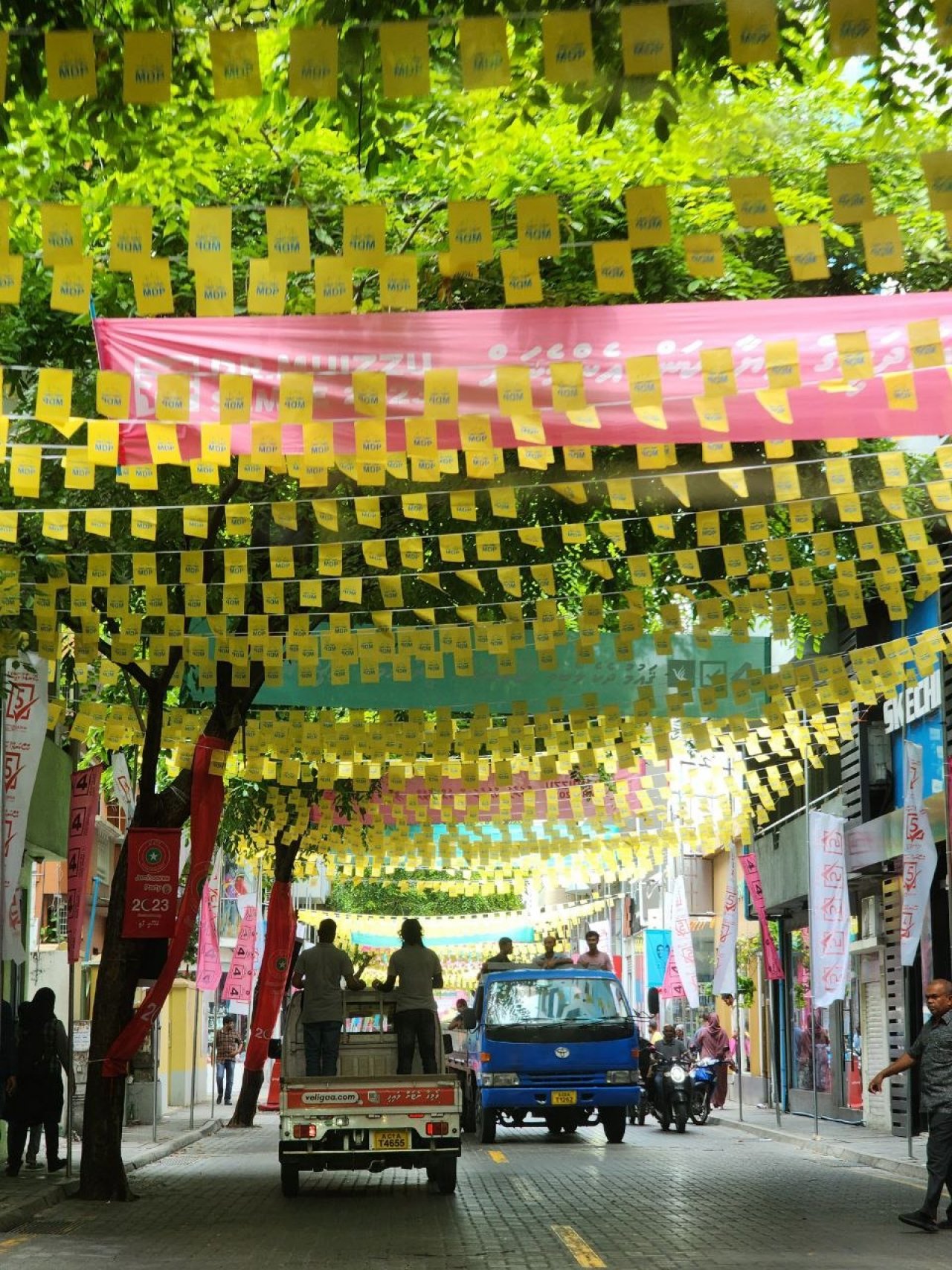 ކެމްޕޭންގެ އެކި ކުލަތައް މާލޭގެ މަގުތަކުން