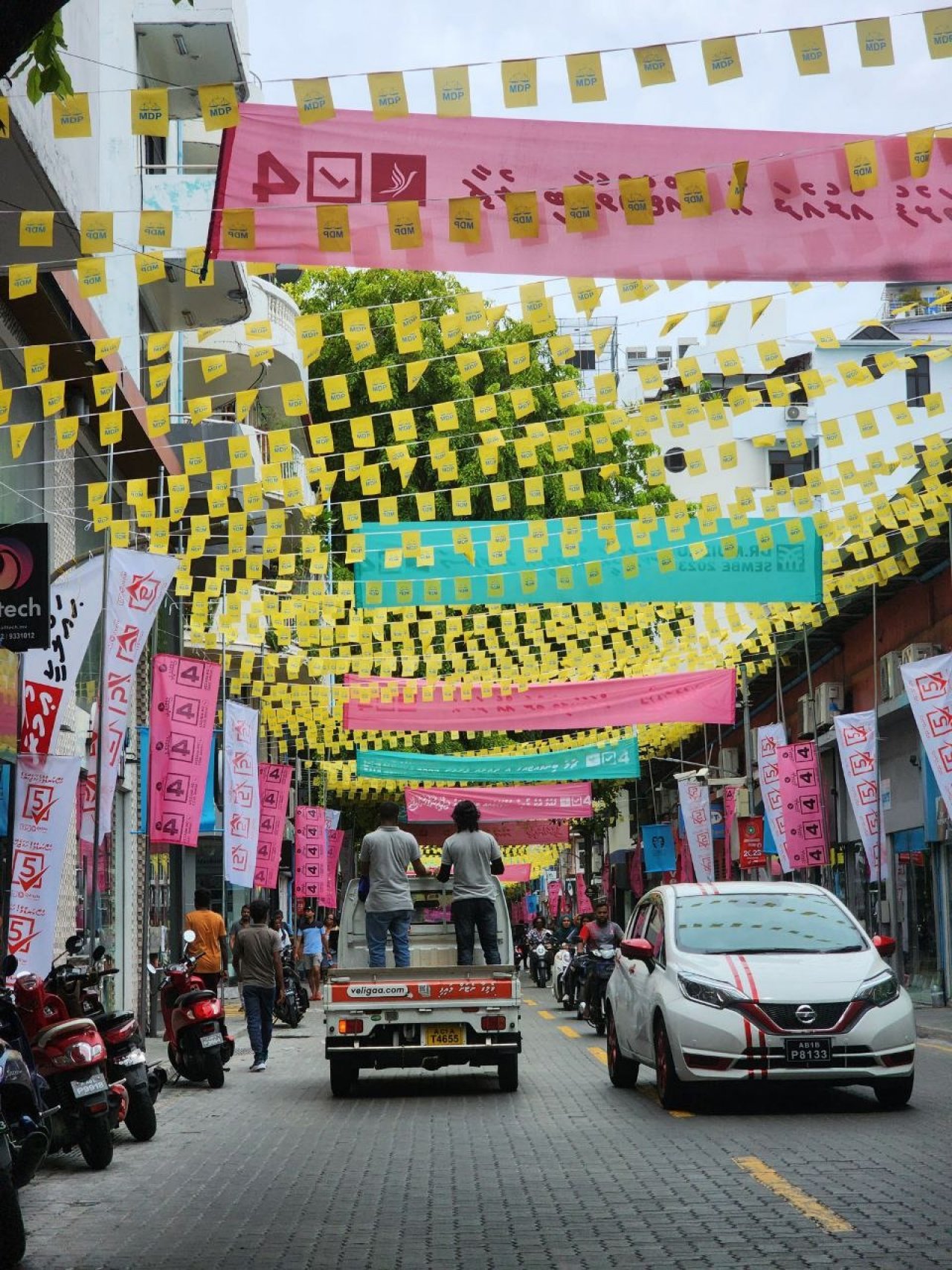 ކެމްޕޭންގެ އެކި ކުލަތައް މާލޭގެ މަގުތަކުން