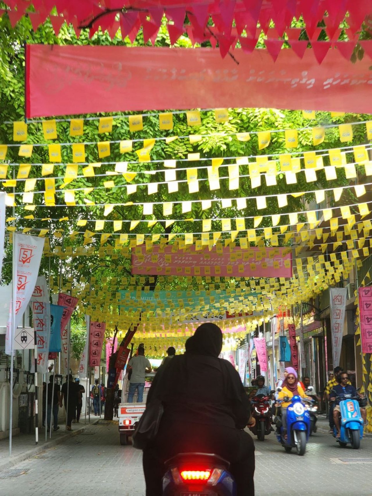 ކެމްޕޭންގެ އެކި ކުލަތައް މާލޭގެ މަގުތަކުން