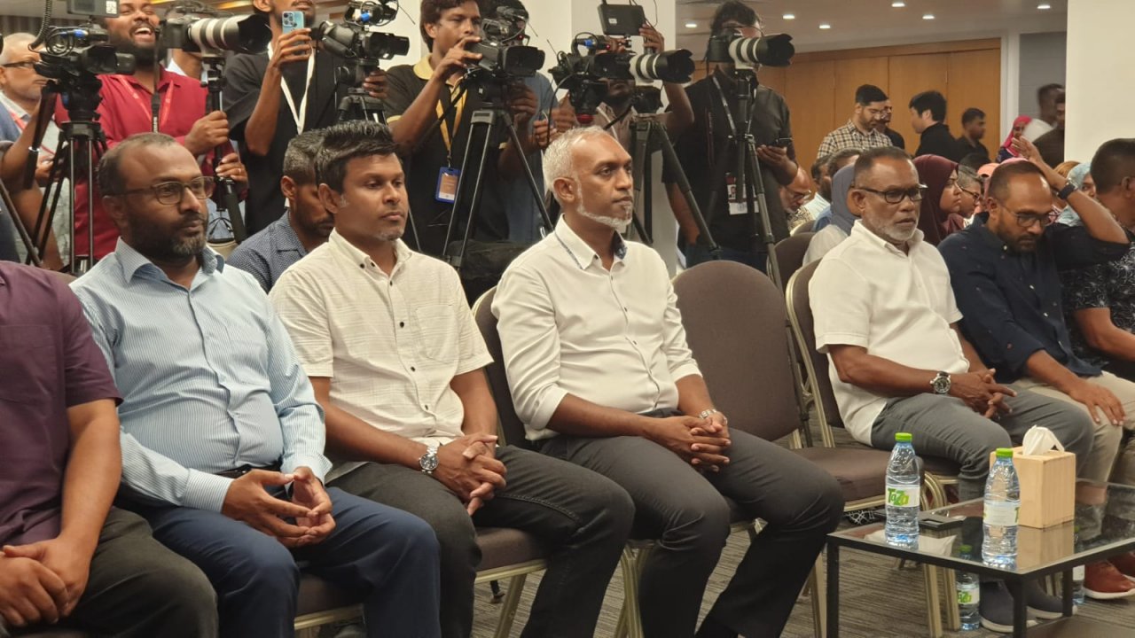 ރިޔާސީ އިންތިހާބު ކާމިޔާބު ކުރެއްވުމަށްފަހު ޑރ. މުއިއްޒު ނޫސްވެރިންނާ ބައްދަލުކުރެއްވުން