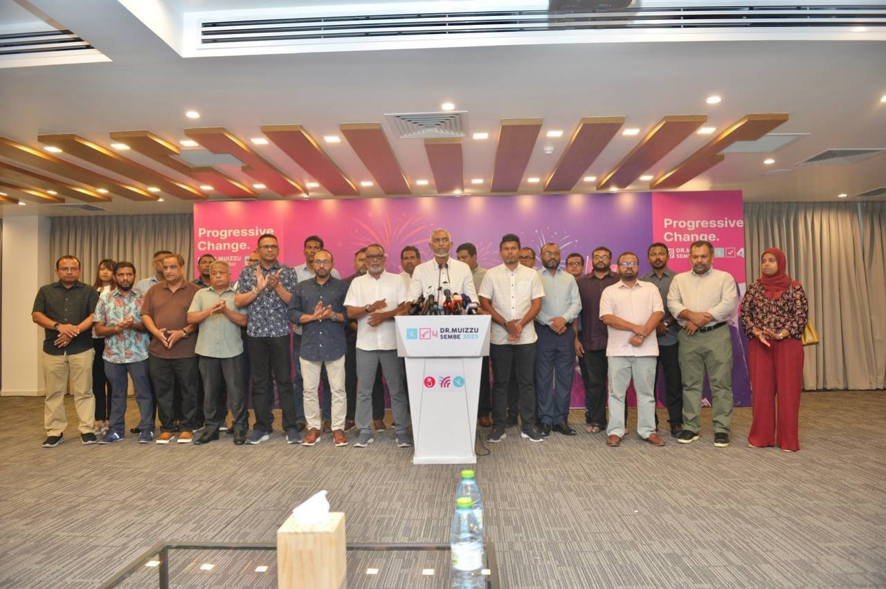 ރިޔާސީ އިންތިހާބު ކާމިޔާބު ކުރެއްވުމަށްފަހު ޑރ. މުއިއްޒު ނޫސްވެރިންނާ ބައްދަލުކުރެއްވުން