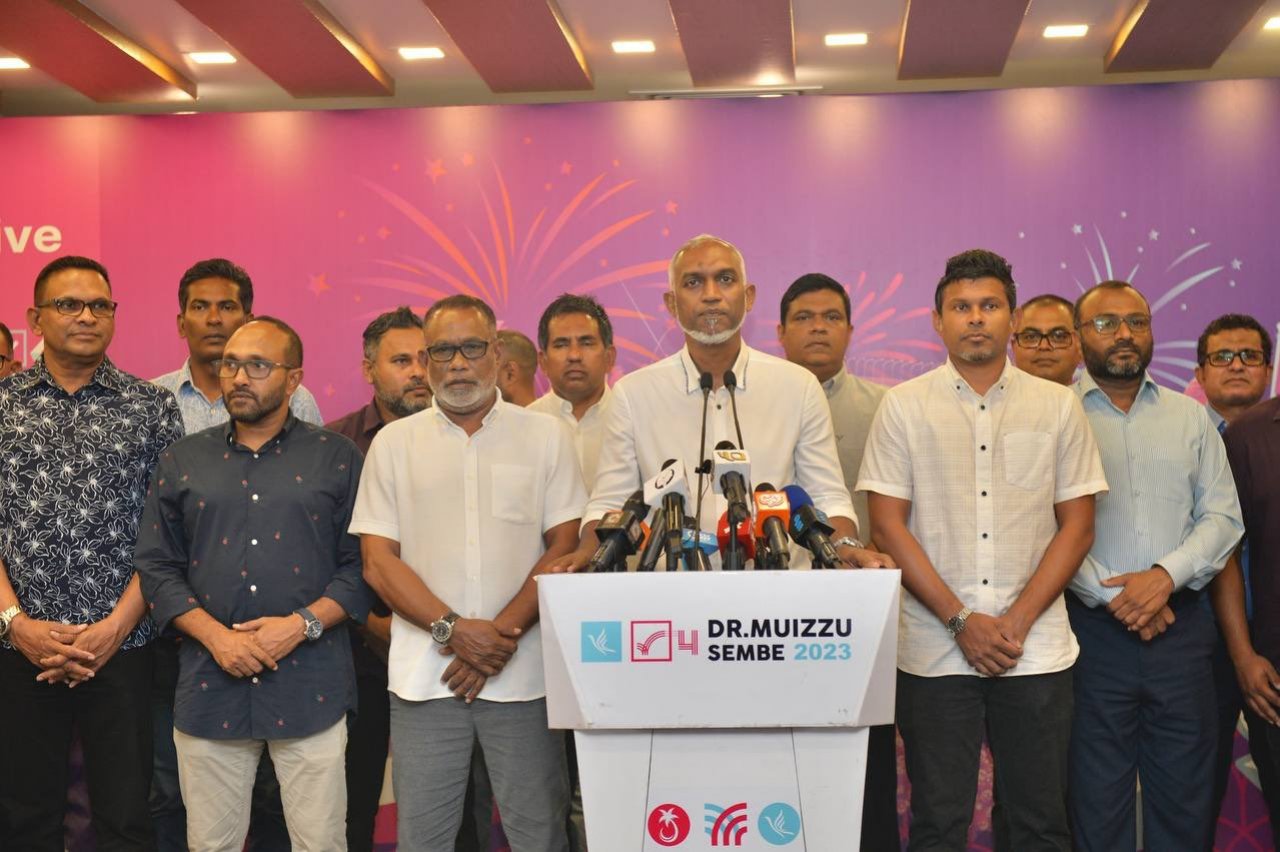 ރިޔާސީ އިންތިހާބު ކާމިޔާބު ކުރެއްވުމަށްފަހު ޑރ. މުއިއްޒު ނޫސްވެރިންނާ ބައްދަލުކުރެއްވުން