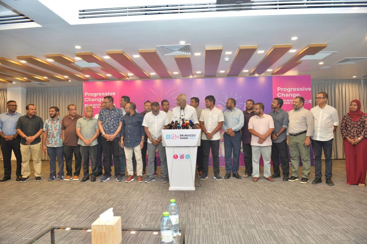 ރިޔާސީ އިންތިހާބު ކާމިޔާބު ކުރެއްވުމަށްފަހު ޑރ. މުއިއްޒު ނޫސްވެރިންނާ ބައްދަލުކުރެއްވުން