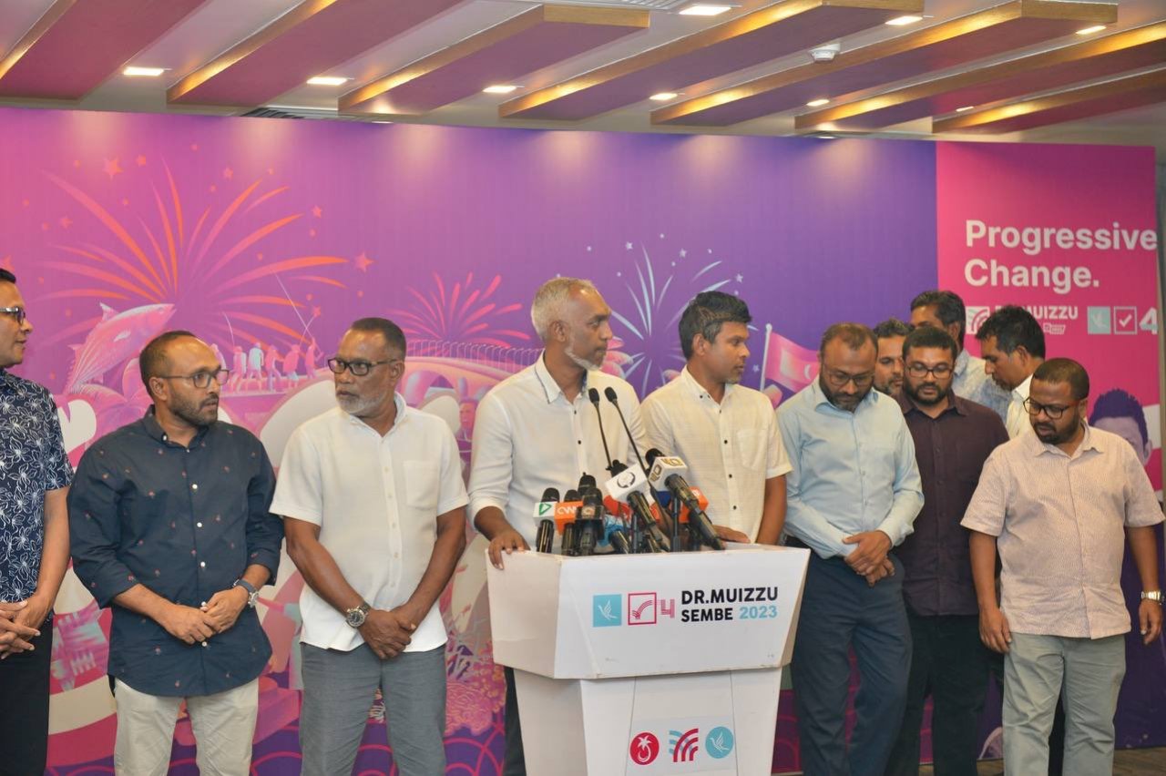 ރިޔާސީ އިންތިހާބު ކާމިޔާބު ކުރެއްވުމަށްފަހު ޑރ. މުއިއްޒު ނޫސްވެރިންނާ ބައްދަލުކުރެއްވުން