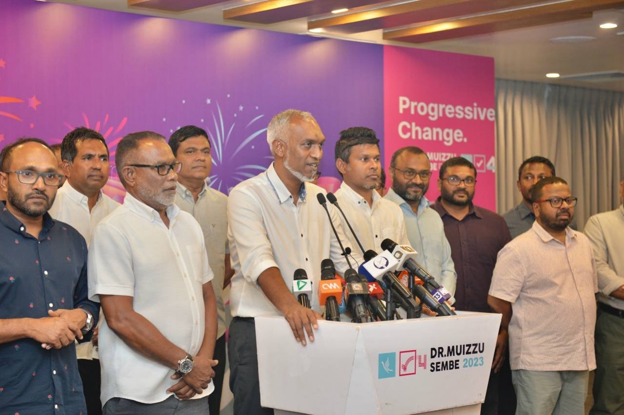 ރިޔާސީ އިންތިހާބު ކާމިޔާބު ކުރެއްވުމަށްފަހު ޑރ. މުއިއްޒު ނޫސްވެރިންނާ ބައްދަލުކުރެއްވުން