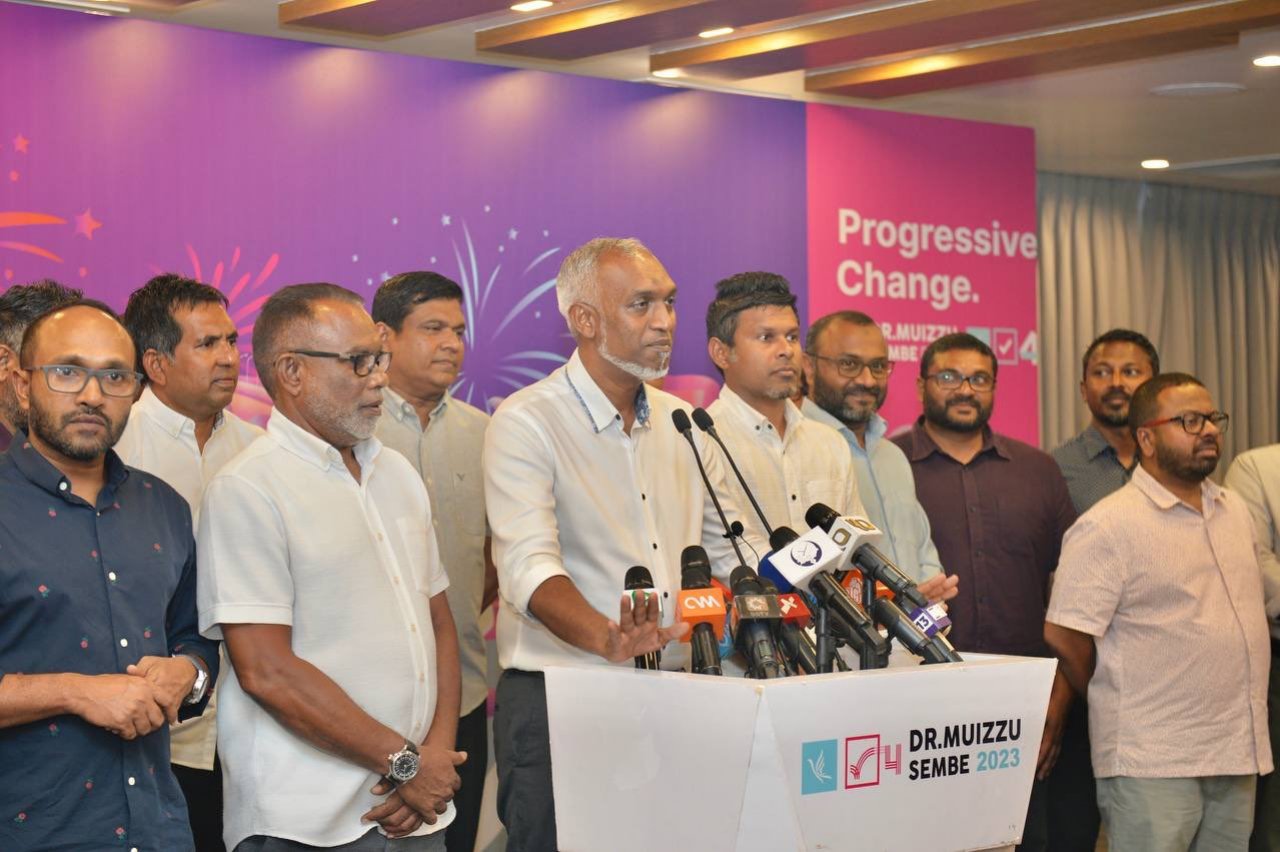 ރިޔާސީ އިންތިހާބު ކާމިޔާބު ކުރެއްވުމަށްފަހު ޑރ. މުއިއްޒު ނޫސްވެރިންނާ ބައްދަލުކުރެއްވުން