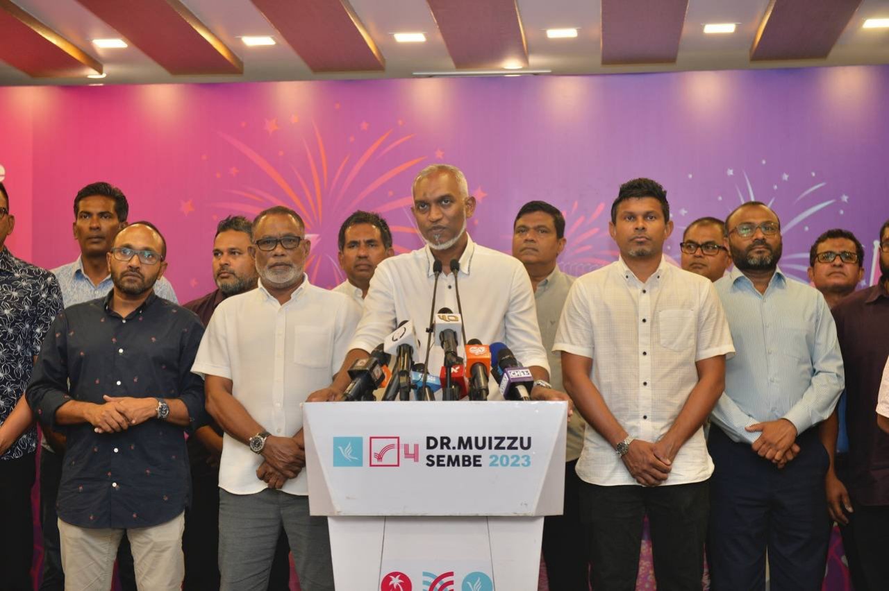 ރިޔާސީ އިންތިހާބު ކާމިޔާބު ކުރެއްވުމަށްފަހު ޑރ. މުއިއްޒު ނޫސްވެރިންނާ ބައްދަލުކުރެއްވުން