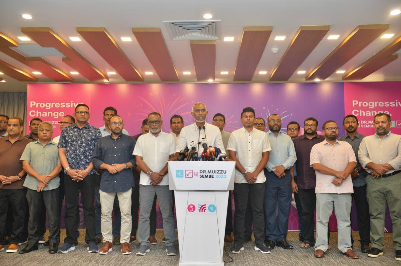 ރިޔާސީ އިންތިހާބު ކާމިޔާބު ކުރެއްވުމަށްފަހު ޑރ. މުއިއްޒު ނޫސްވެރިންނާ ބައްދަލުކުރެއްވުން