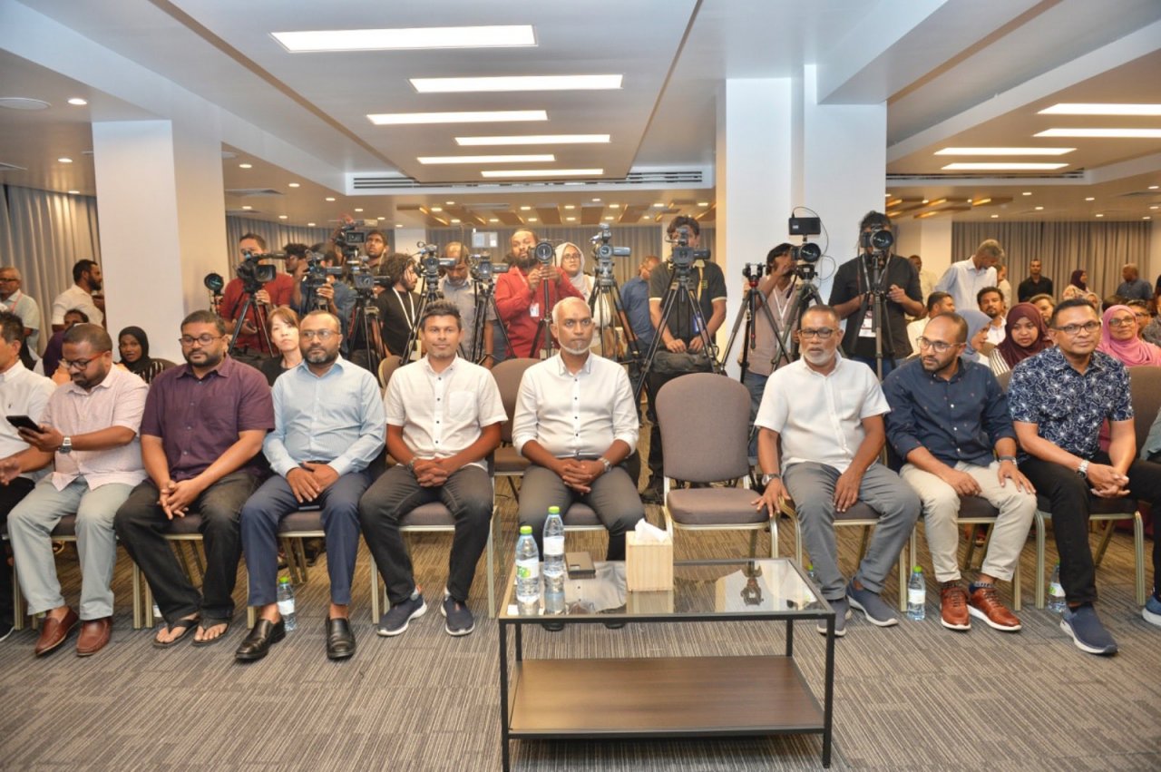 ރިޔާސީ އިންތިހާބު ކާމިޔާބު ކުރެއްވުމަށްފަހު ޑރ. މުއިއްޒު ނޫސްވެރިންނާ ބައްދަލުކުރެއްވުން