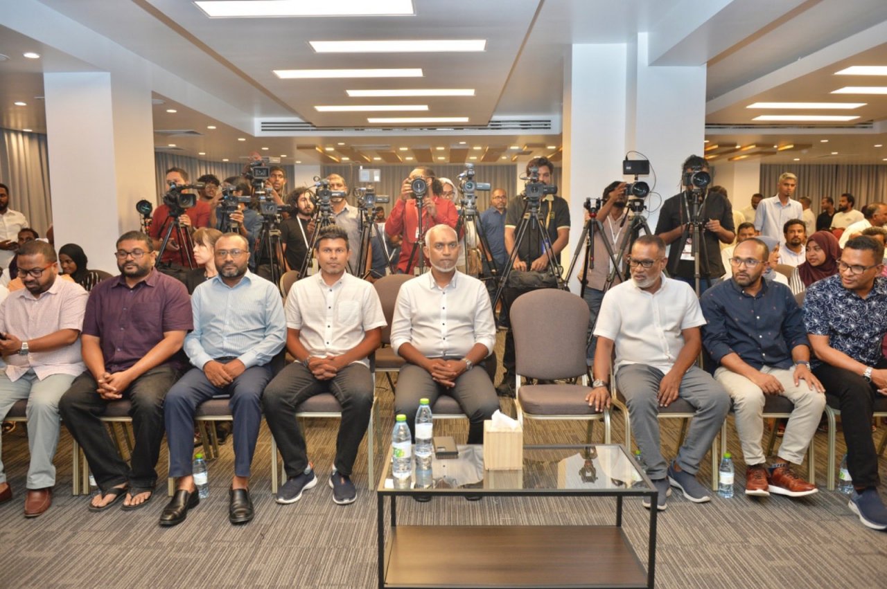 ރިޔާސީ އިންތިހާބު ކާމިޔާބު ކުރެއްވުމަށްފަހު ޑރ. މުއިއްޒު ނޫސްވެރިންނާ ބައްދަލުކުރެއްވުން