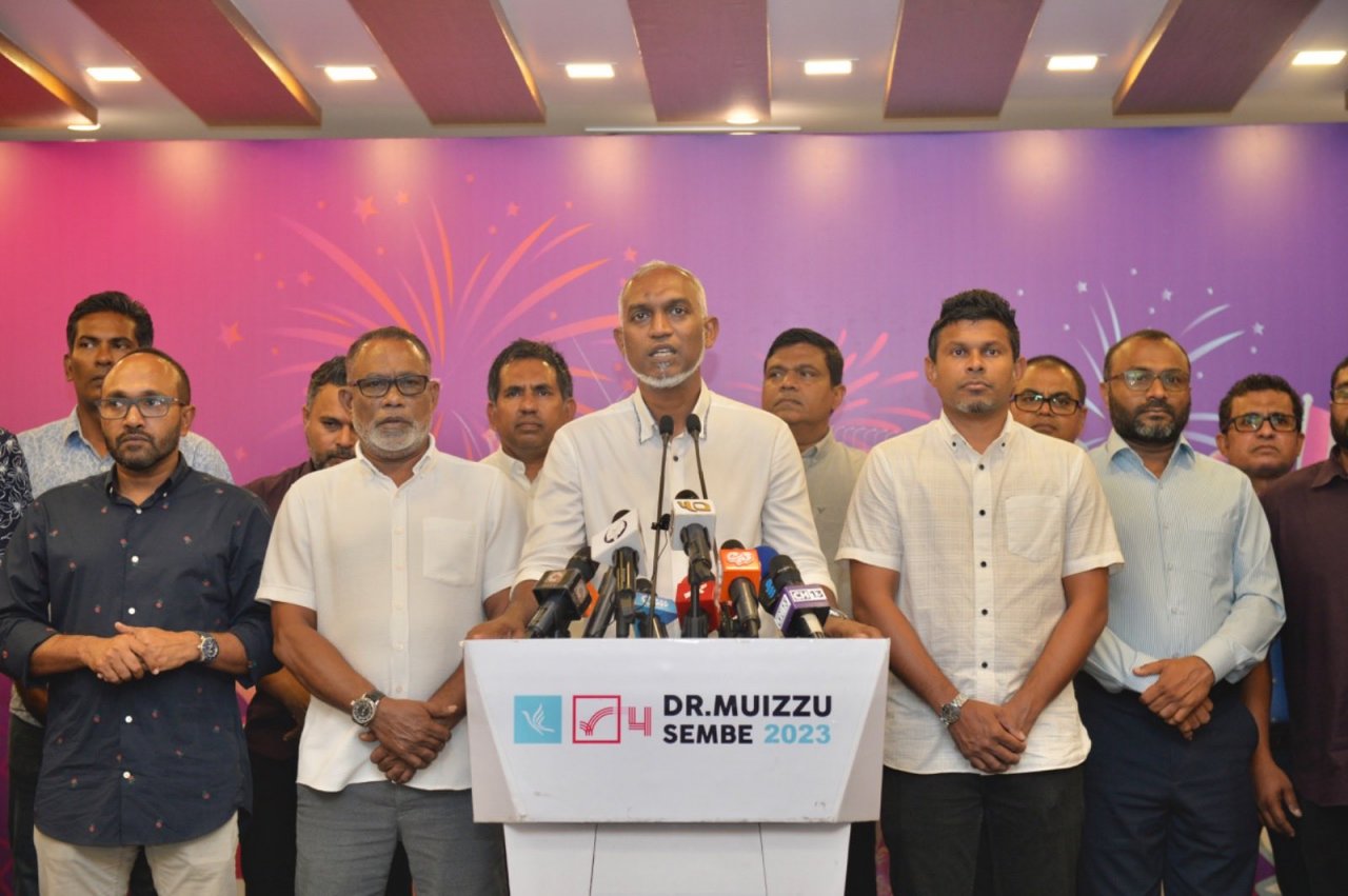 ރިޔާސީ އިންތިހާބު ކާމިޔާބު ކުރެއްވުމަށްފަހު ޑރ. މުއިއްޒު ނޫސްވެރިންނާ ބައްދަލުކުރެއްވުން