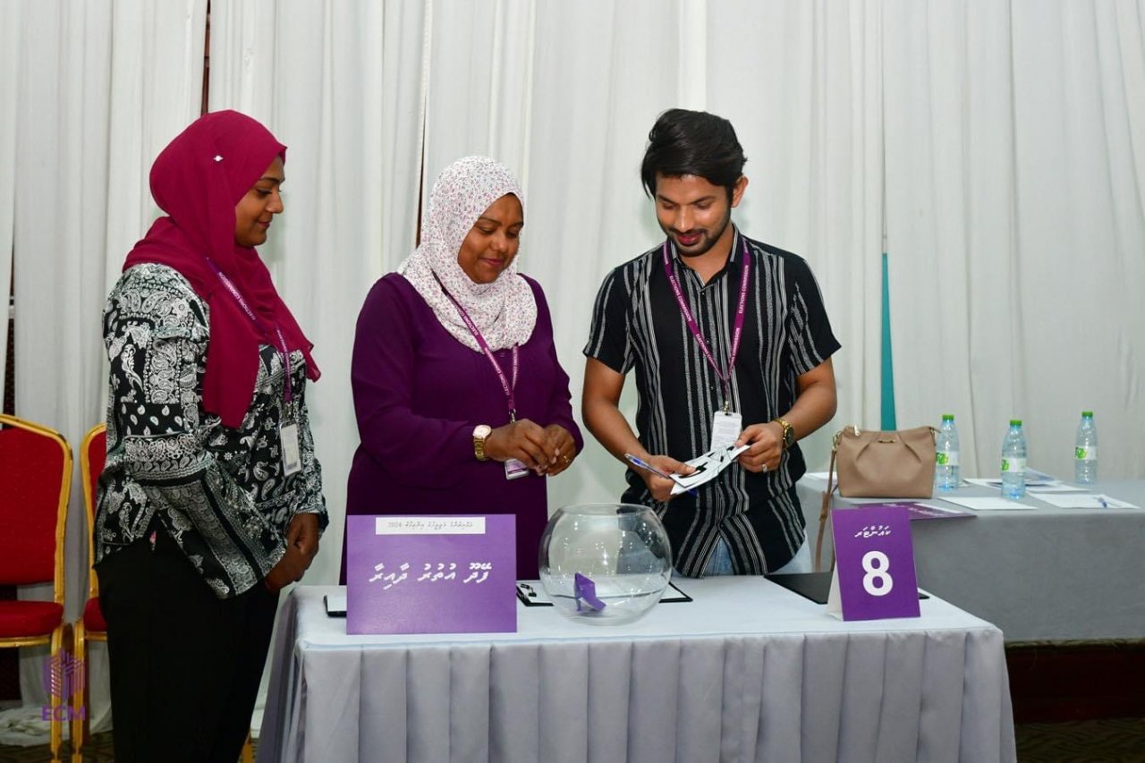 މަޖިލިސް އިންތިހާބުގައި ވާދަކުރާ ކެންޑިޑޭޓުންގެ ނަންތައް ތަރުތީބުކުރުން