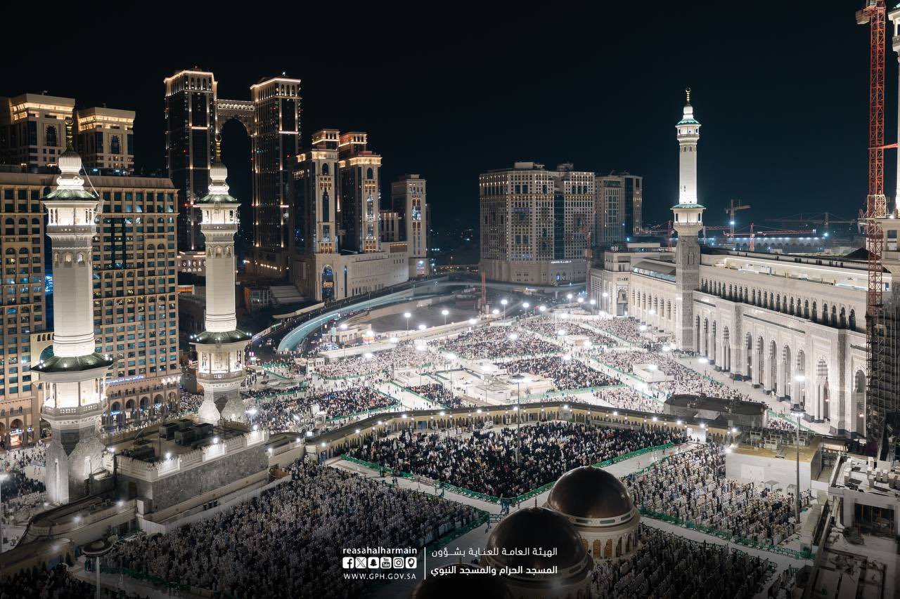 ރޯދަމަހުގެ އަޅުކަން އަދާކުރަން އެތައް މިލިއަން މީހުން ދެ ހަރަމްފުޅަށް