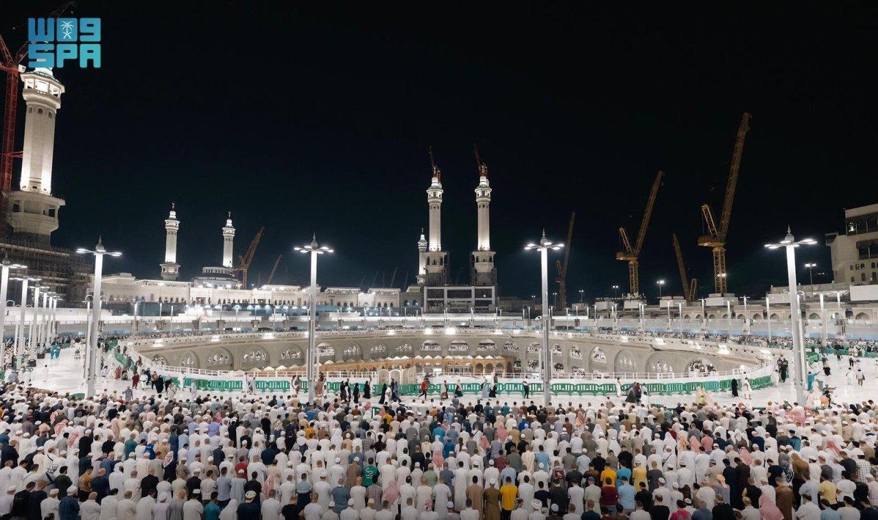 ރޯދަމަހުގެ އަޅުކަން އަދާކުރަން އެތައް މިލިއަން މީހުން ދެ ހަރަމްފުޅަށް