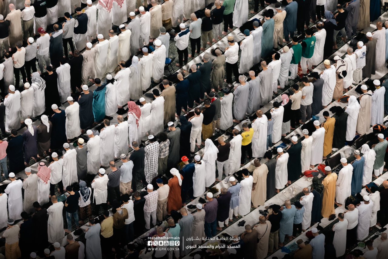 ރޯދަމަހުގެ އަޅުކަން އަދާކުރަން އެތައް މިލިއަން މީހުން ދެ ހަރަމްފުޅަށް