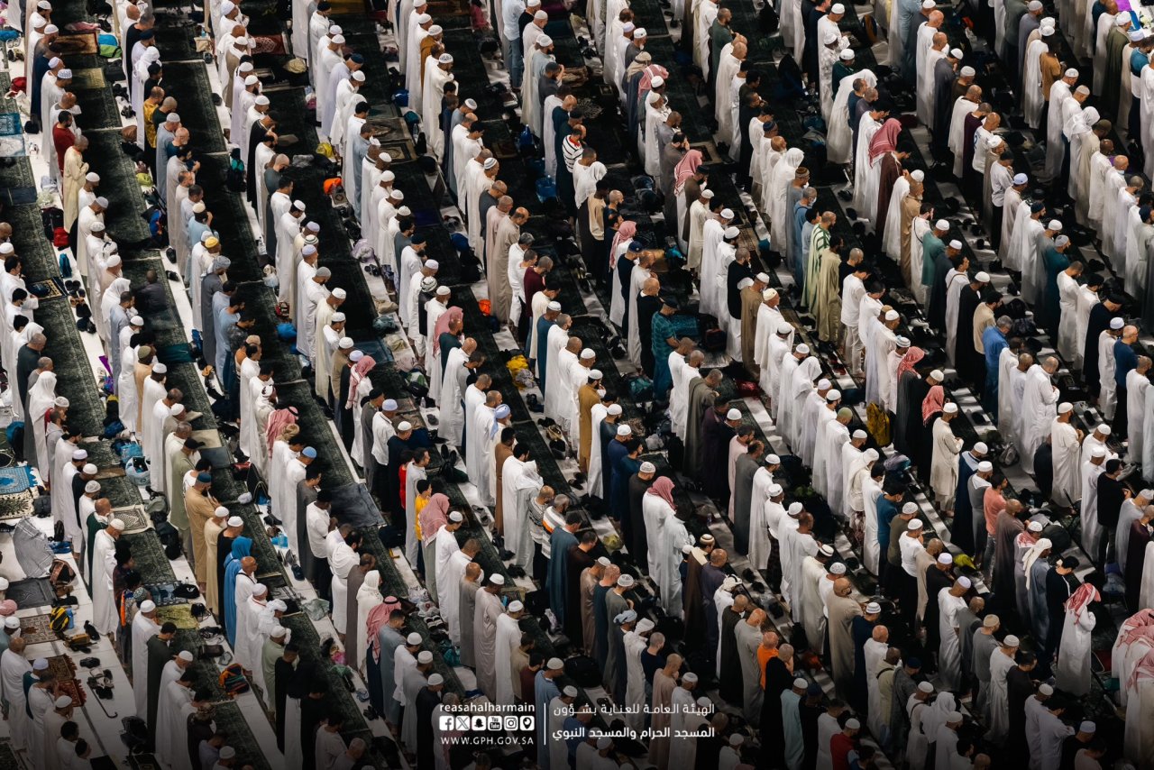 ރޯދަމަހުގެ އަޅުކަން އަދާކުރަން އެތައް މިލިއަން މީހުން ދެ ހަރަމްފުޅަށް