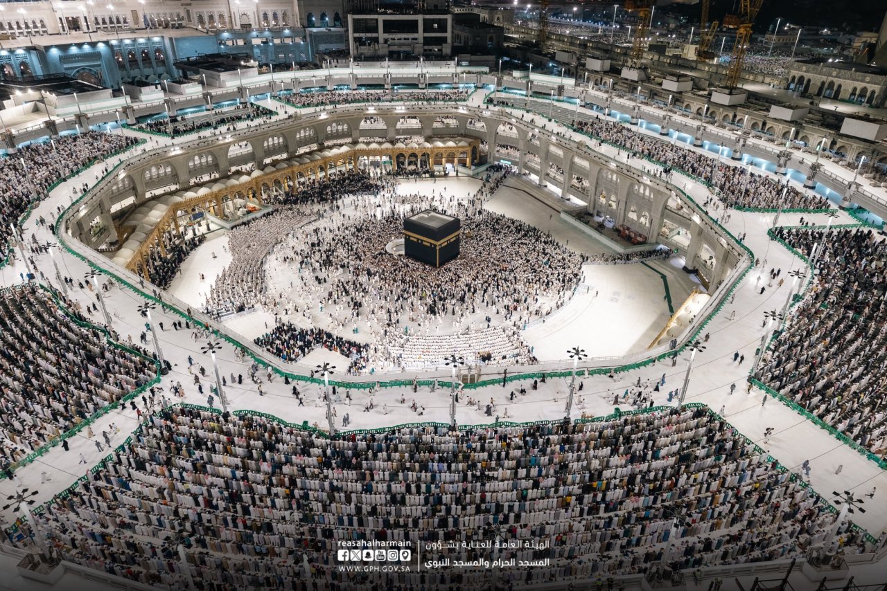 ރޯދަމަހުގެ އަޅުކަން އަދާކުރަން އެތައް މިލިއަން މީހުން ދެ ހަރަމްފުޅަށް