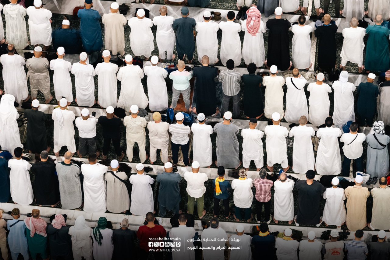 ރޯދަމަހުގެ އަޅުކަން އަދާކުރަން އެތައް މިލިއަން މީހުން ދެ ހަރަމްފުޅަށް