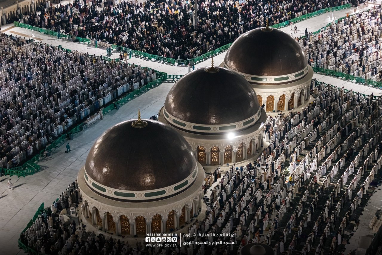 ރޯދަމަހުގެ އަޅުކަން އަދާކުރަން އެތައް މިލިއަން މީހުން ދެ ހަރަމްފުޅަށް